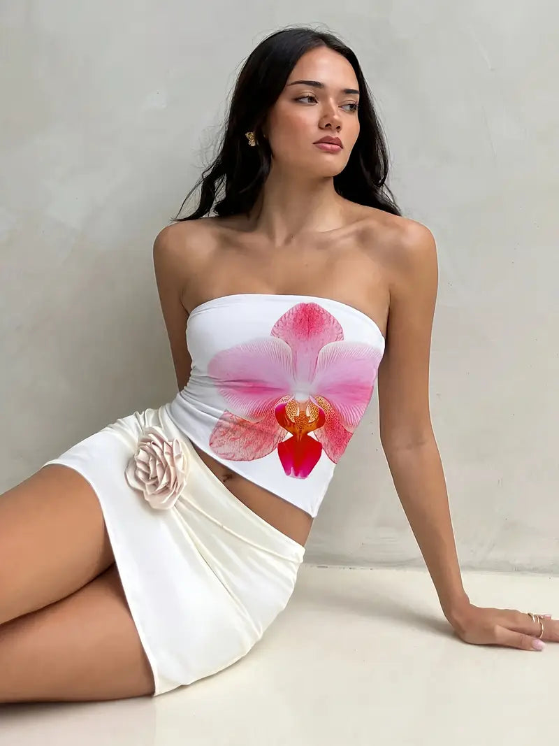 Short Top With a Delicate Lily Floral Print.