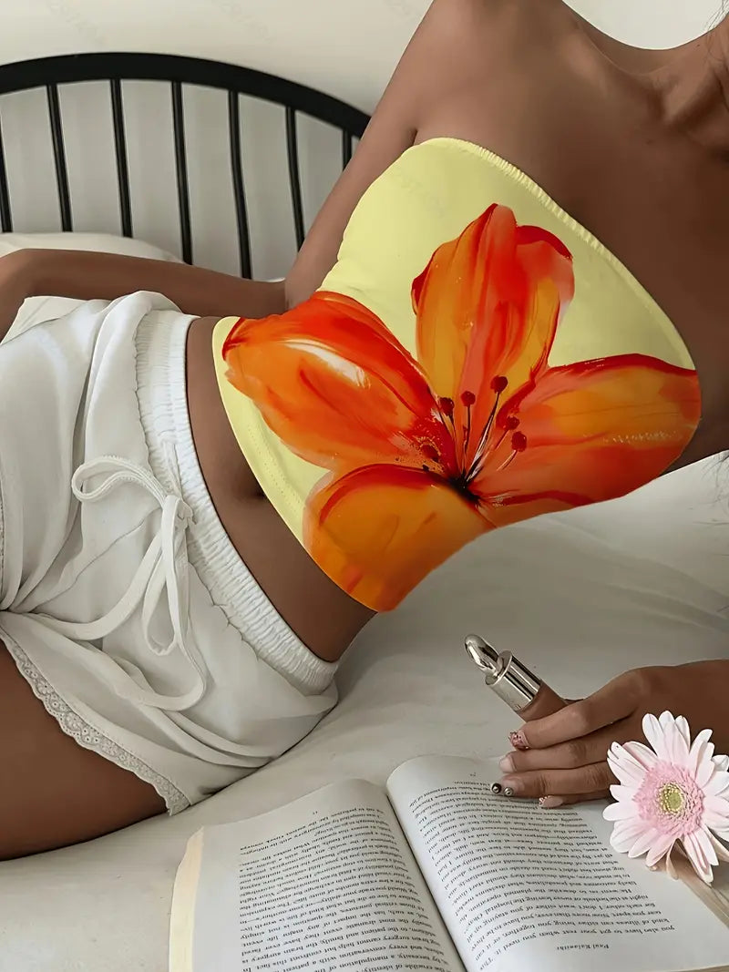 Short Top With a Delicate Lily Floral Print.